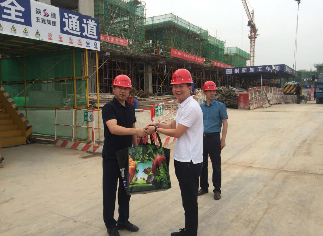   送清凉，提士气 投资控股公司党委建设公司支部慰问一线党员