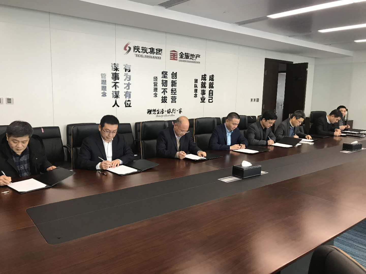 {公司要闻}投资控股公司领导干部集中签订拒绝违规收送礼金承诺书